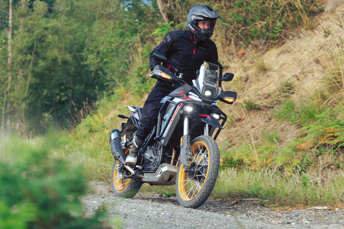 Prueba QJMotor SRT 450RX: trail A2 muy equipada por 5299 euros