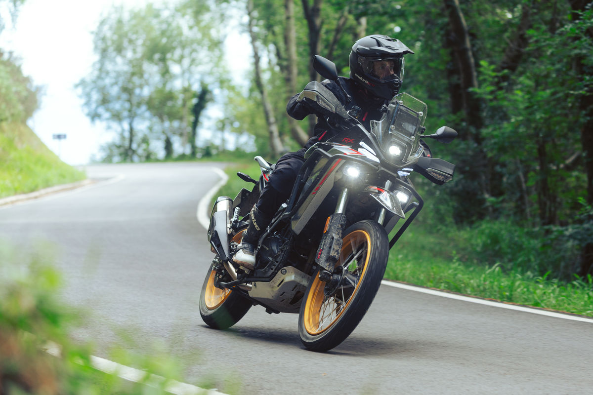 Prueba QJMotor SRT 450RX: trail A2 muy equipada por 5299 euros