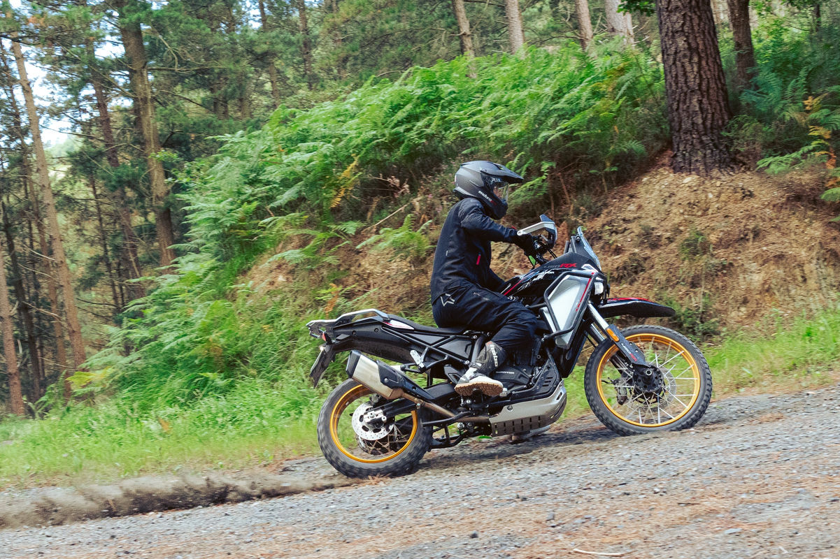 Prueba QJMotor SRT 450RX: trail A2 muy equipada por 5299 euros