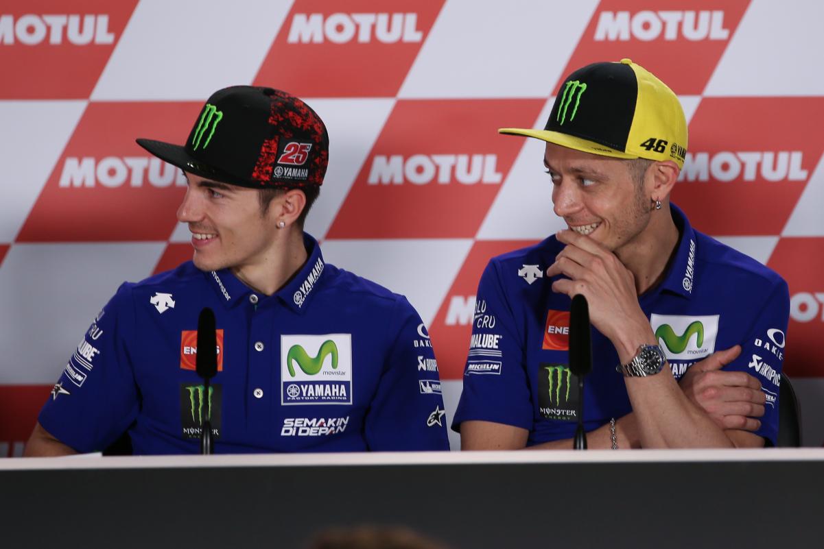 Rossi y Viñales en rueda de prensa