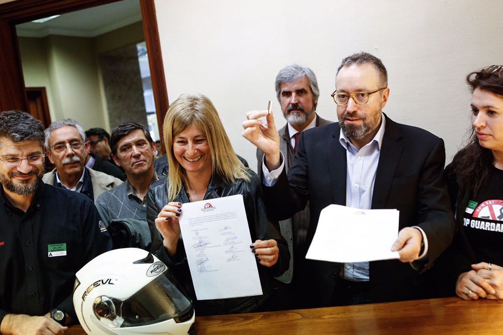 Presentación en el Congreso del documento a favor de la seguridad de los motoristas
