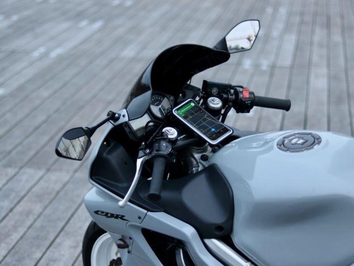 Tipos de soporte móvil para viajar en moto