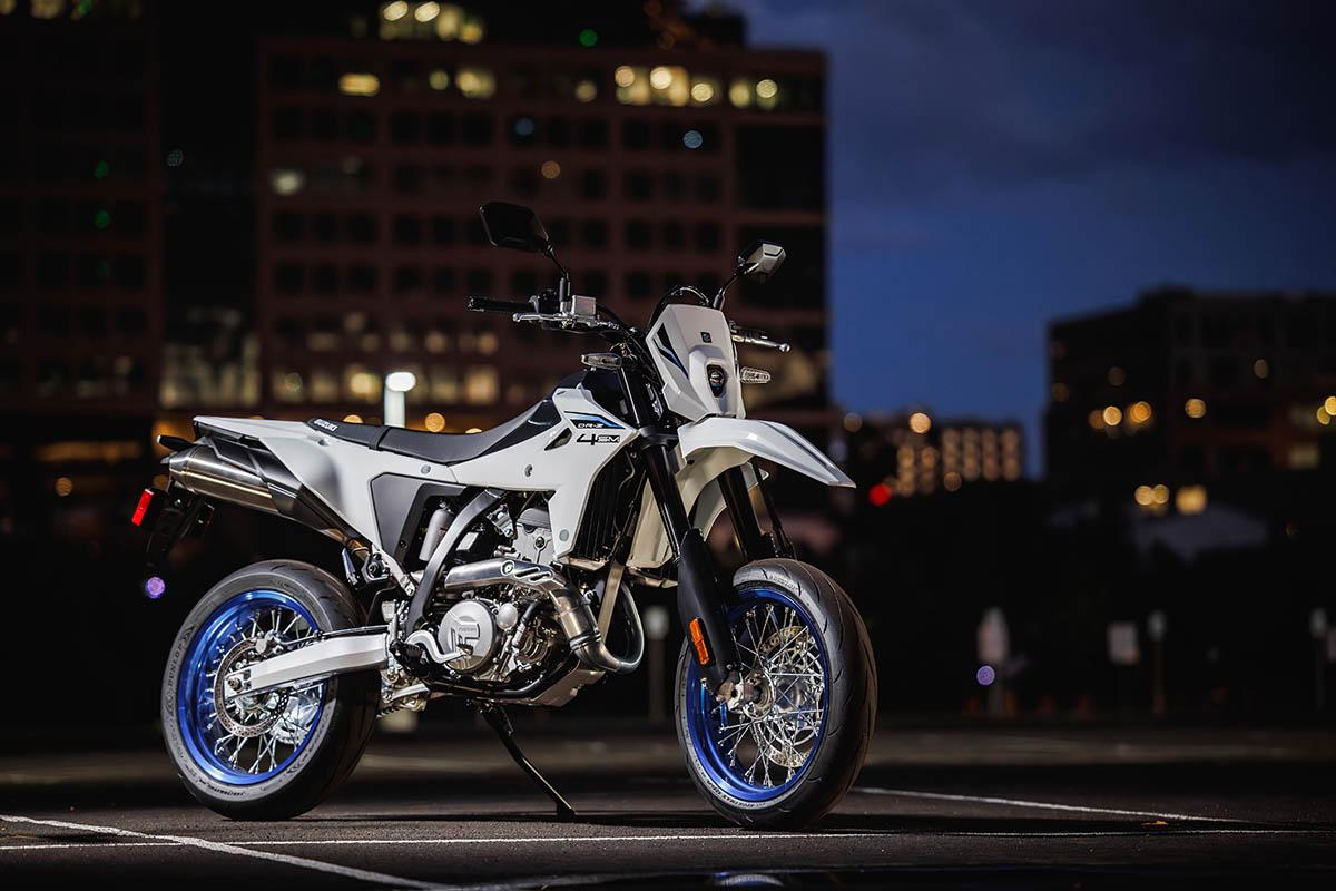 Vuelven las Suzuki 400 en 2025: DR-Z4S trail y DR-Z4SM supermotard