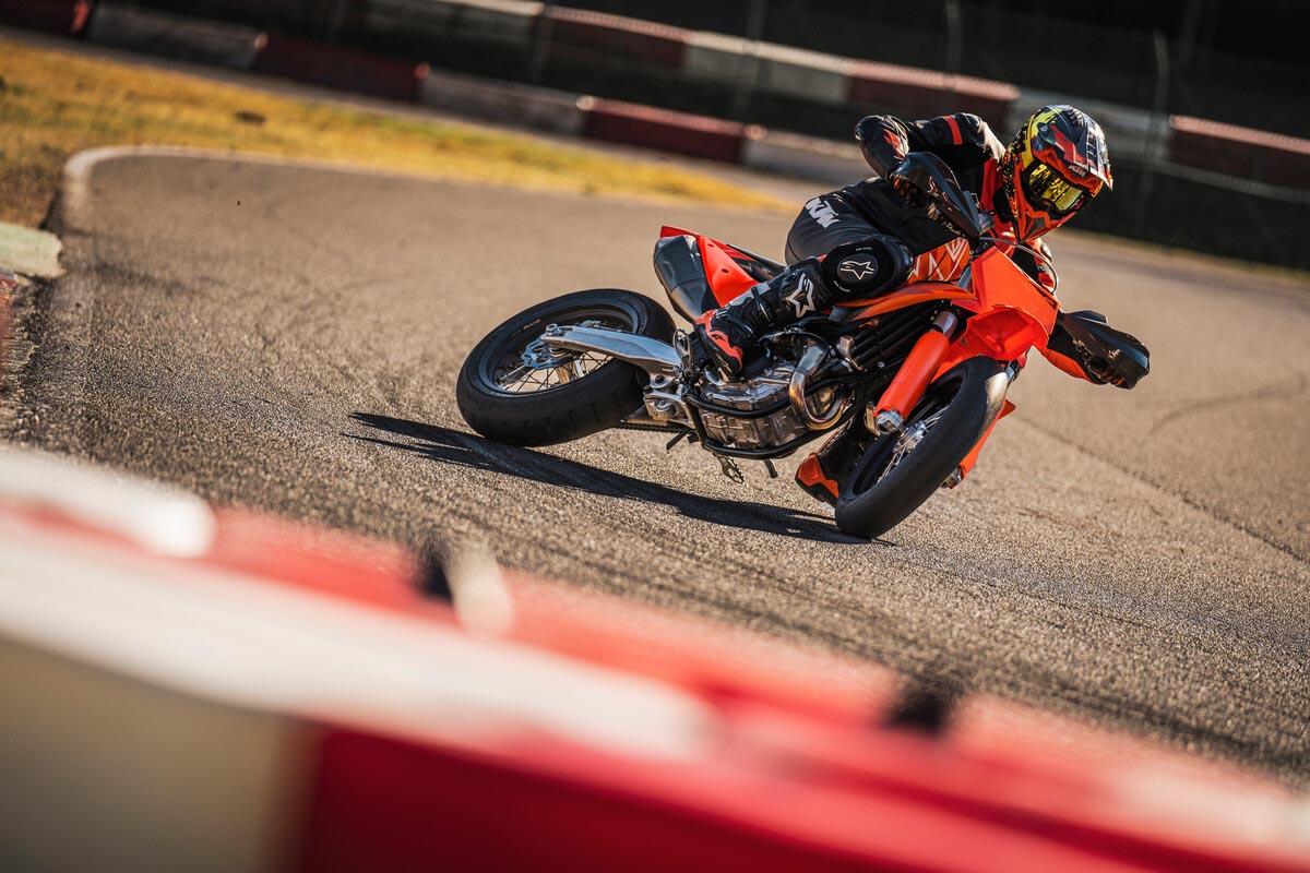 KTM 450 SMR 2027, cuando derrapar es la forma más rápida de llegar a la meta