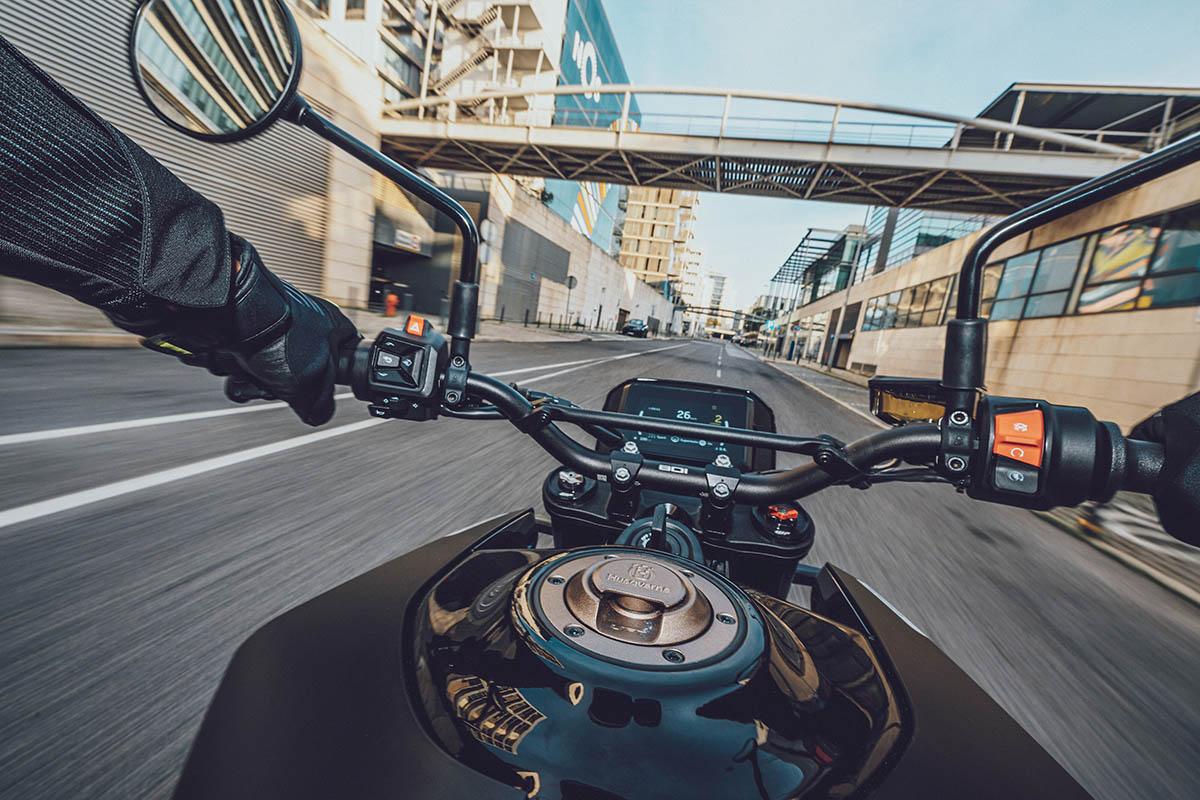 Husqvarna ofrece accesorios y seguro gratis en su gama Street