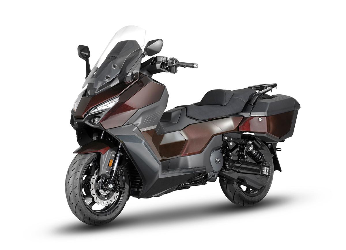 SYM desvela un scooter GT bicilíndrico 500 y más para 2025