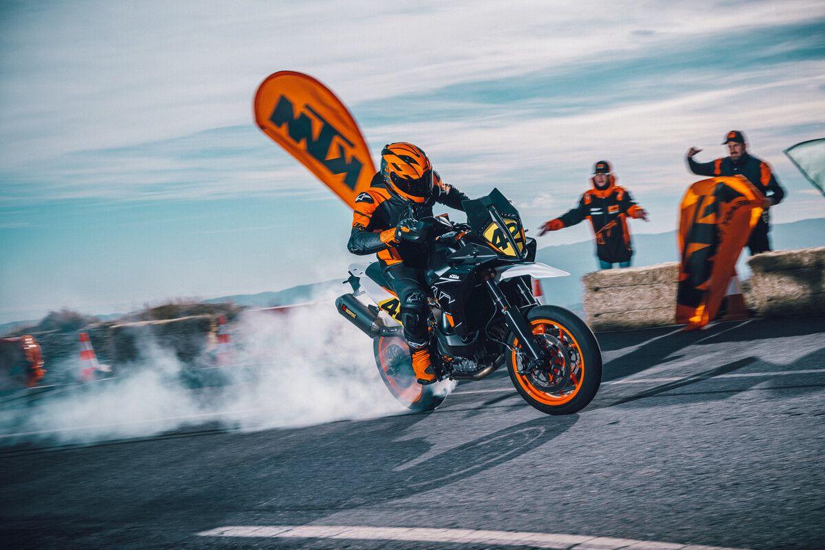Conoce a la nueva KTM 890 SMT: diversión salvaje