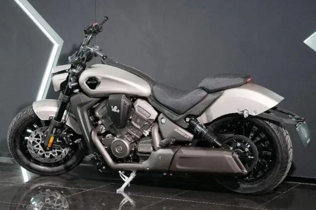 Benda Dark Flag, custom china con motor V4 de 500 cc