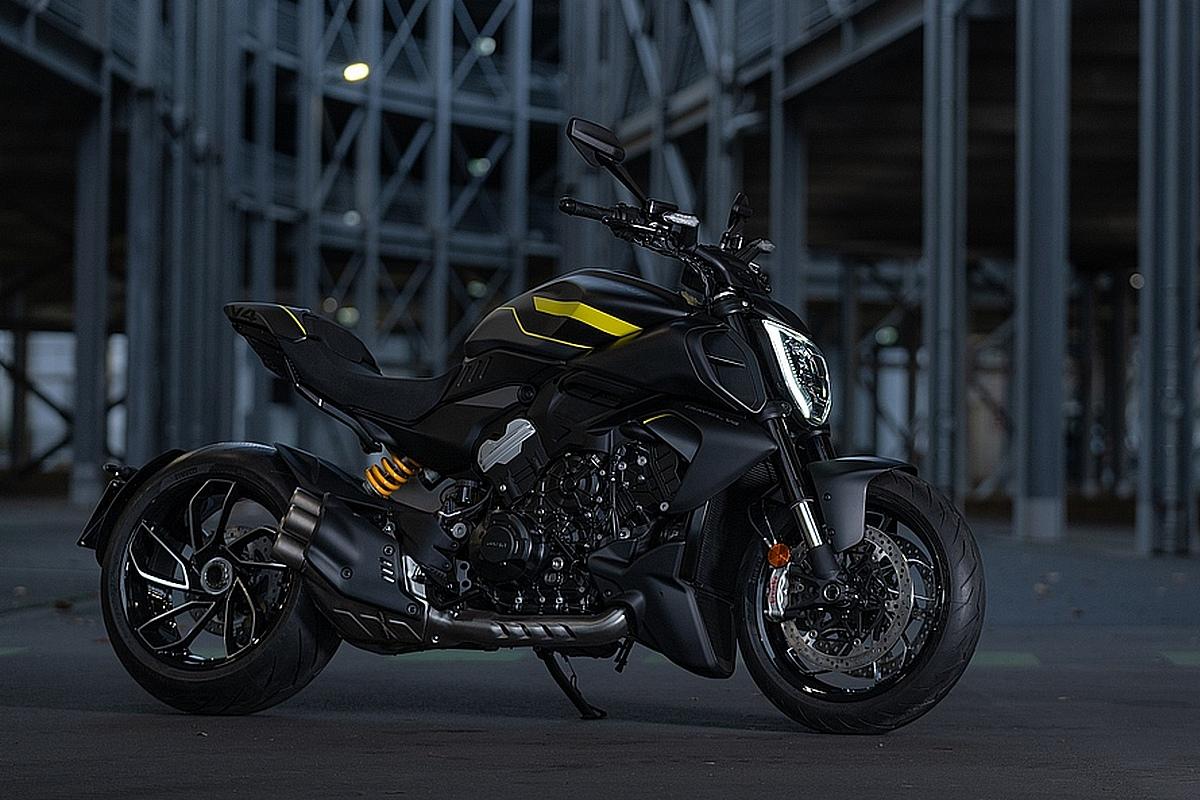 Nueva Ducati Diavel V4 2025: con decoración Black Roadster