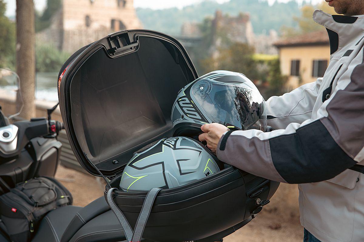 GIVI: baúl V45 Arena, almacenamiento para scooter y moto