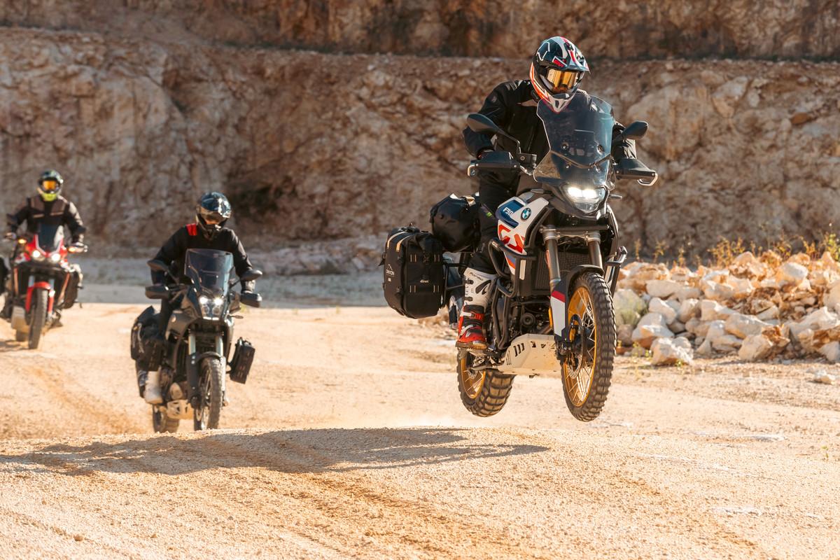 Viste tu maxitrail para la aventura con las bolsas blandas GIVI Canyon
