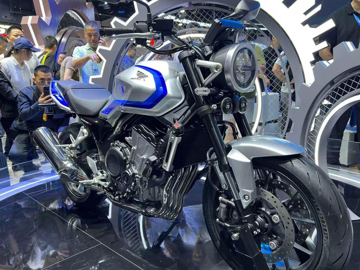 ¡Ya está! Honda CB500/CB400 Super Four, la retro de 4 cilindros y con e-Clutch
