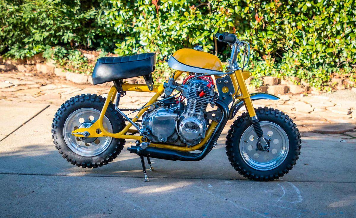 Una Honda Monkey con motor 350 cc de cuatro cilindros
