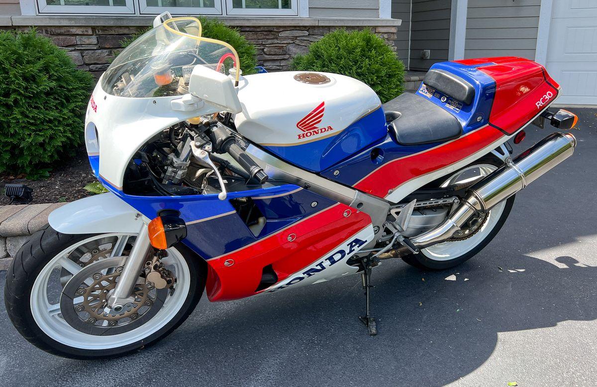 Moto de ensueño: Honda RC30 de 1990 con ¡matrícula especial!
