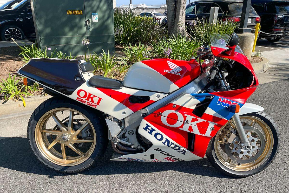 Moto de ensueño: Honda RC30 réplica RVF de las 8 Horas