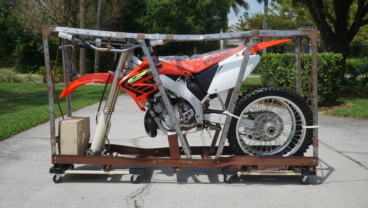 Una Honda CR250R de 2002, nueva en su caja, vendida por ¡20 000 euros!