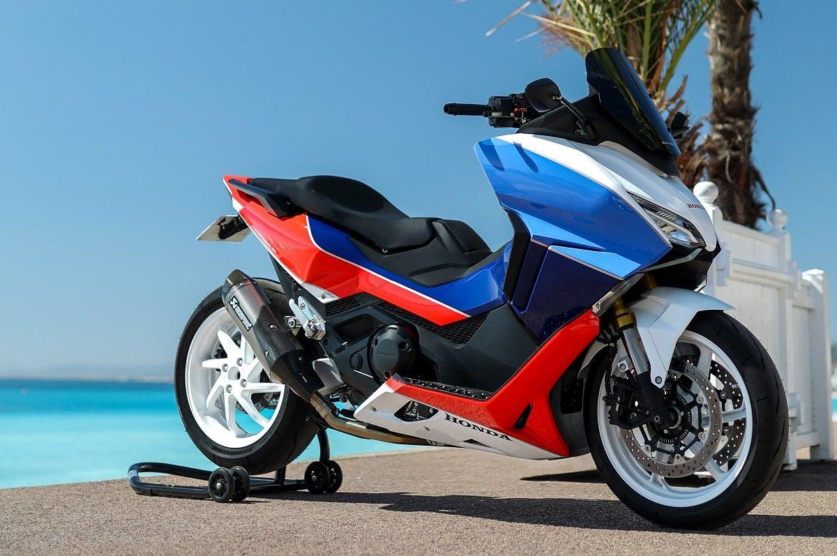 Honda Forza RC30: con monobrazo y llanta de VFR 750