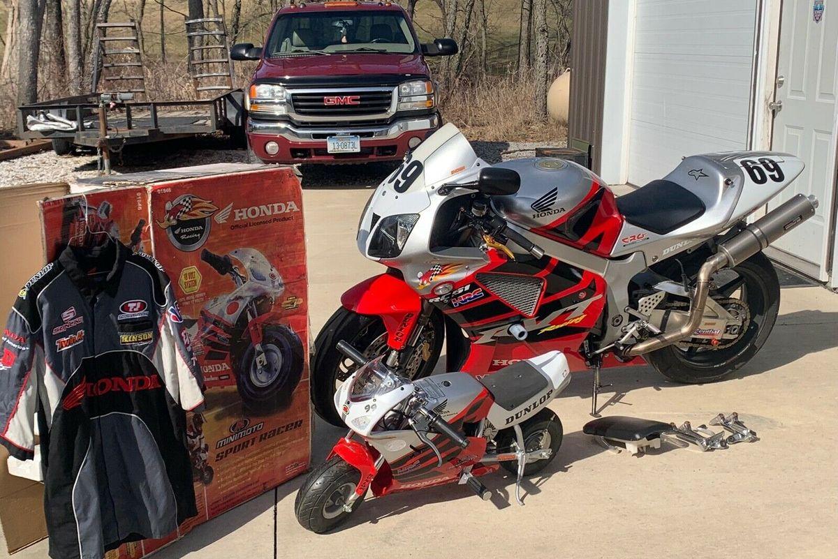 Moto de ensueño: Honda RC51 Hayden con minimoto