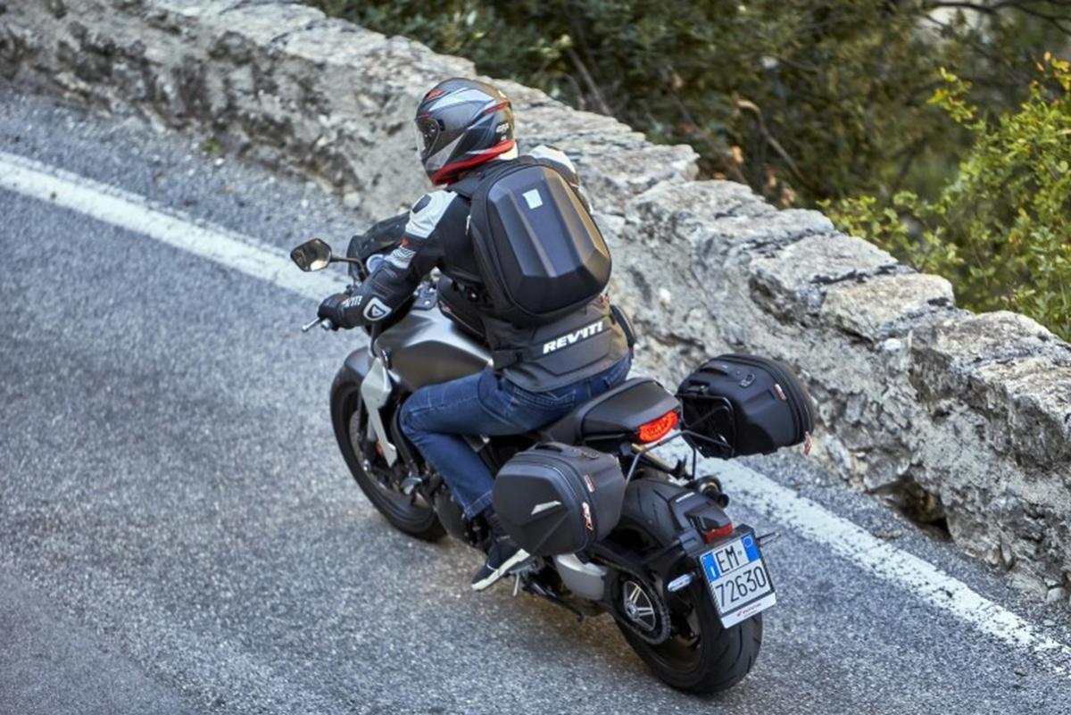 Soluciones GIVI para llevar equipaje en motos deportivas