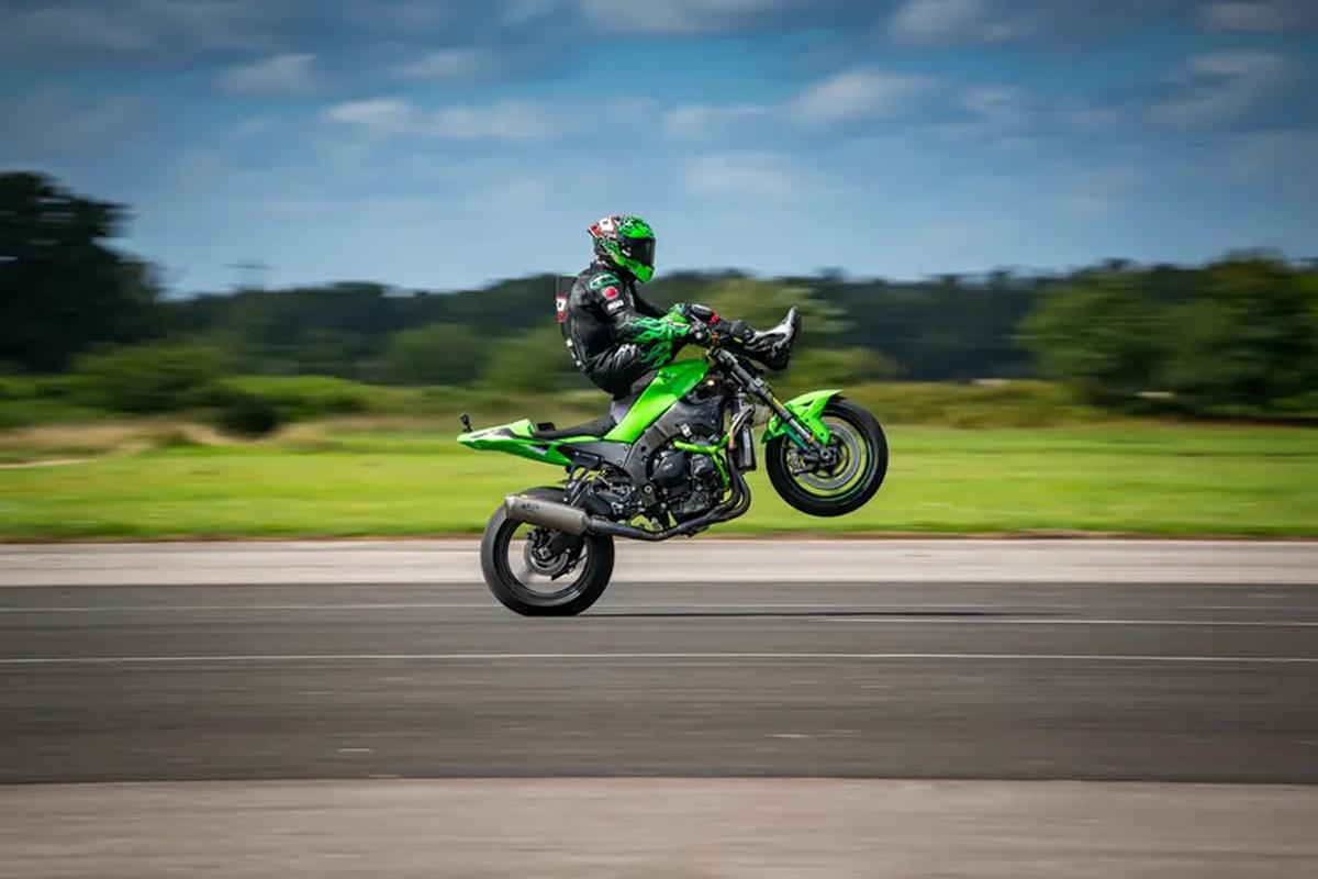 Récord Guinness de caballito sentado sobre el depósito: ¡204 km/h!