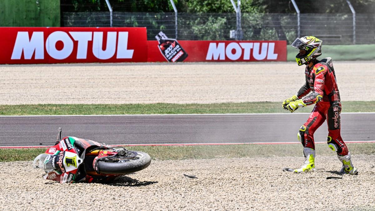 Mundial de SBK Imola 2023: Bautista se va al suelo