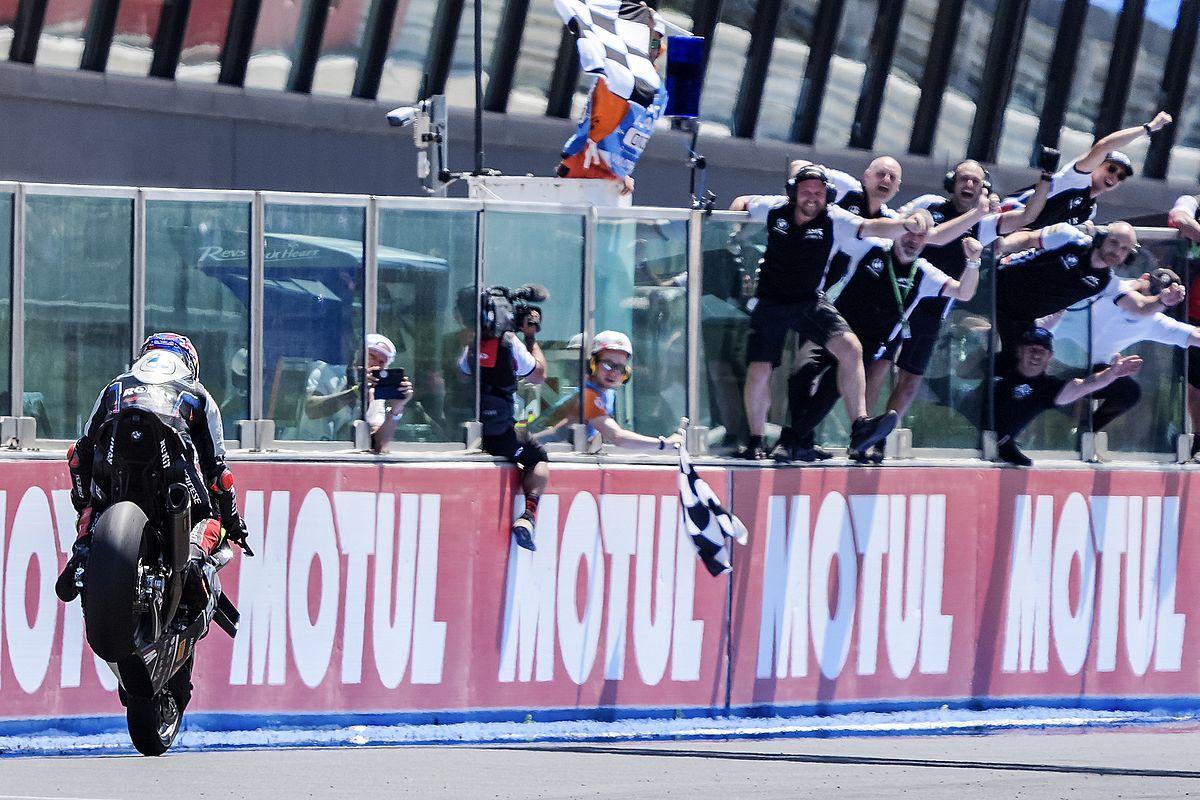 Mundial SBK Misano: Triplete y liderato de Razgatlioglu