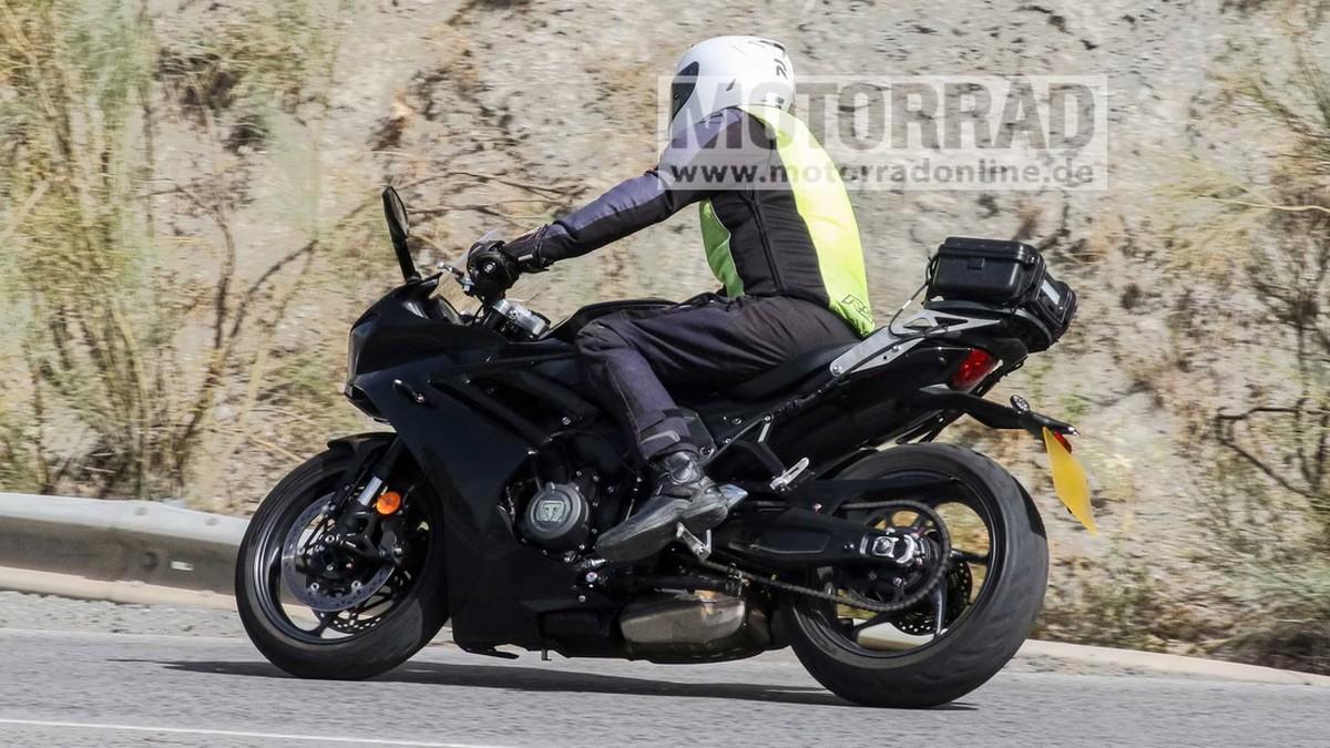 Pillada en España la futura Triumph 660 ¿Daytona 660 o Sprint?
