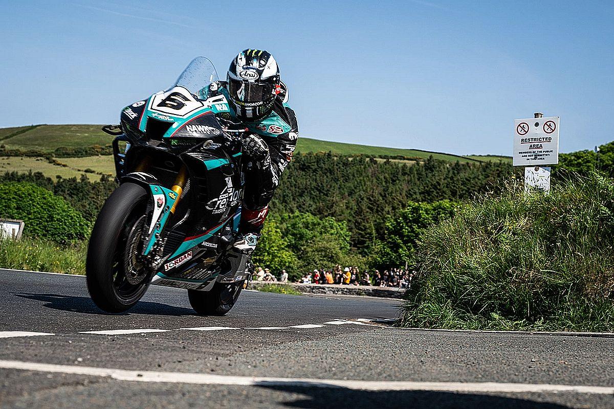 TT 2023: Michael Dunlop gana la carrera de Superbike