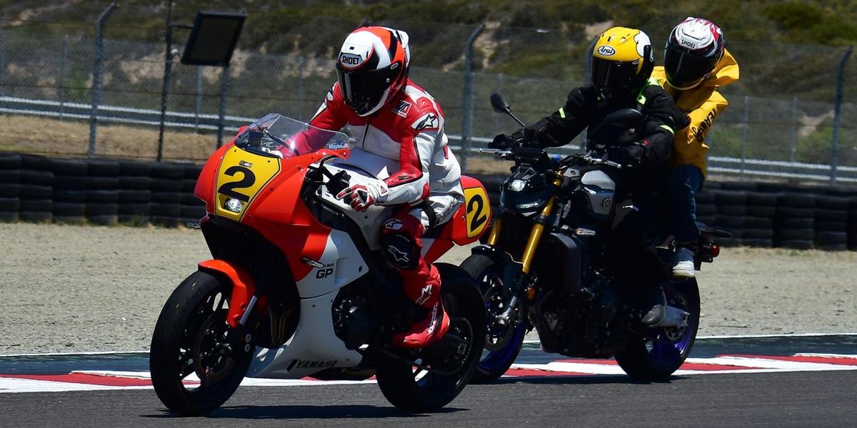 ¡Wayne Rainey rueda en Laguna Seca! Con una Yamaha automática