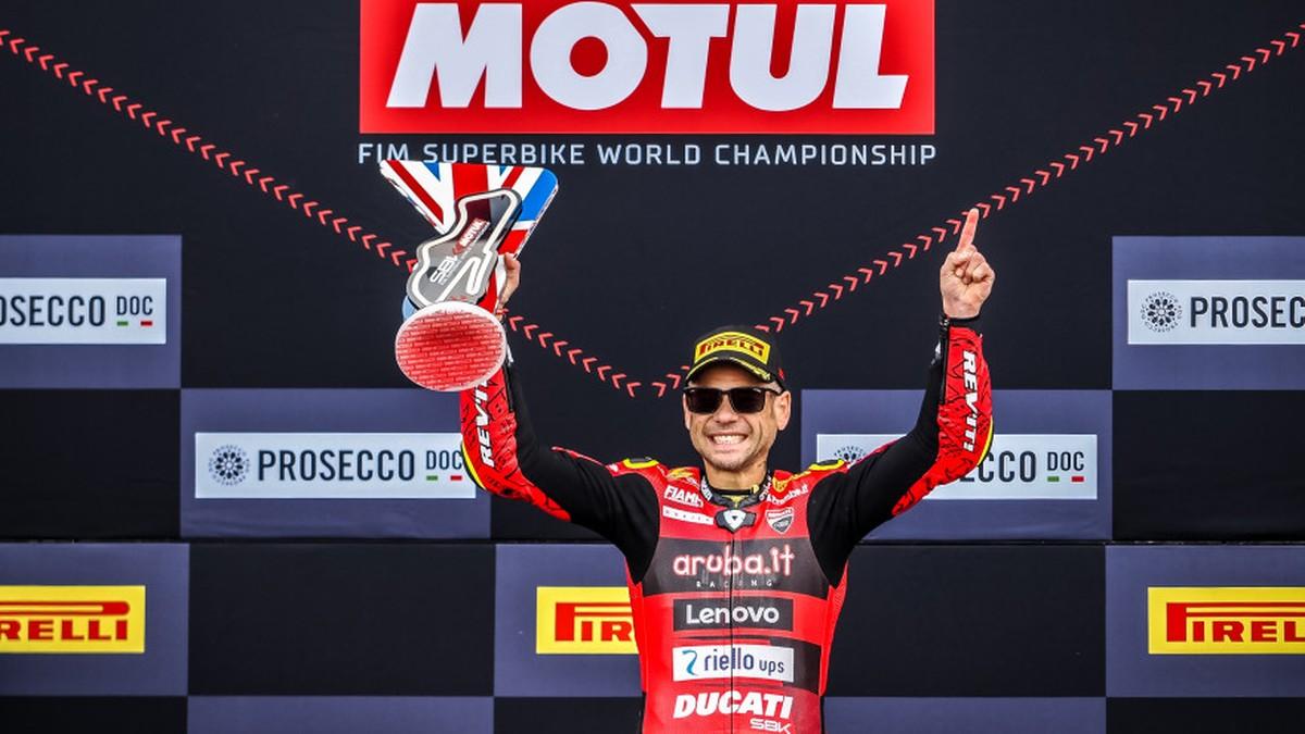 Mundial WSBK Donington: Bautista gana en campo contrario