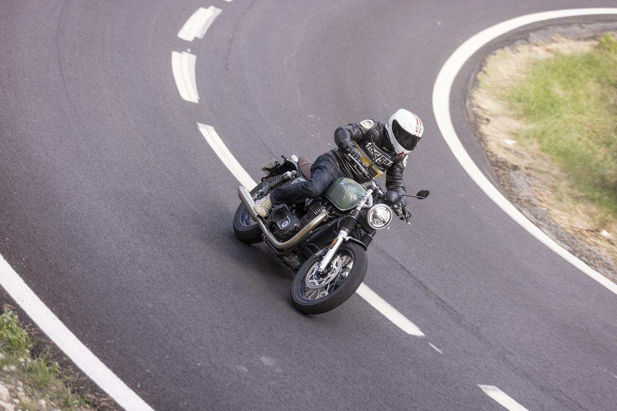 Elementos de seguridad activa y pasiva en la moto