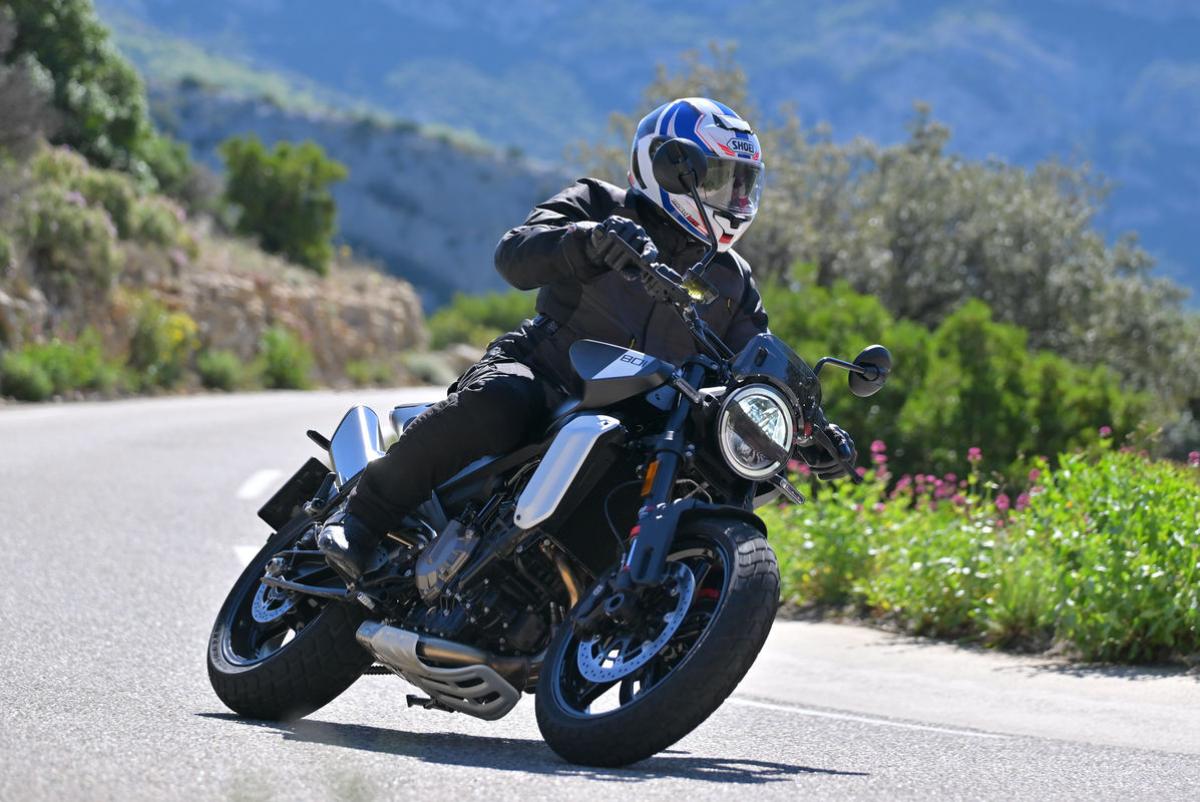 Prueba Husqvarna SvartPilen 801 2024: elegante y divertida