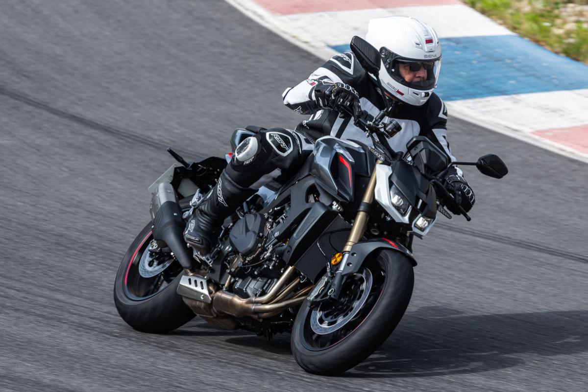 QJ Motor SRK 800 y RR a prueba: cuatro cilindros asequibles y bien dotadas