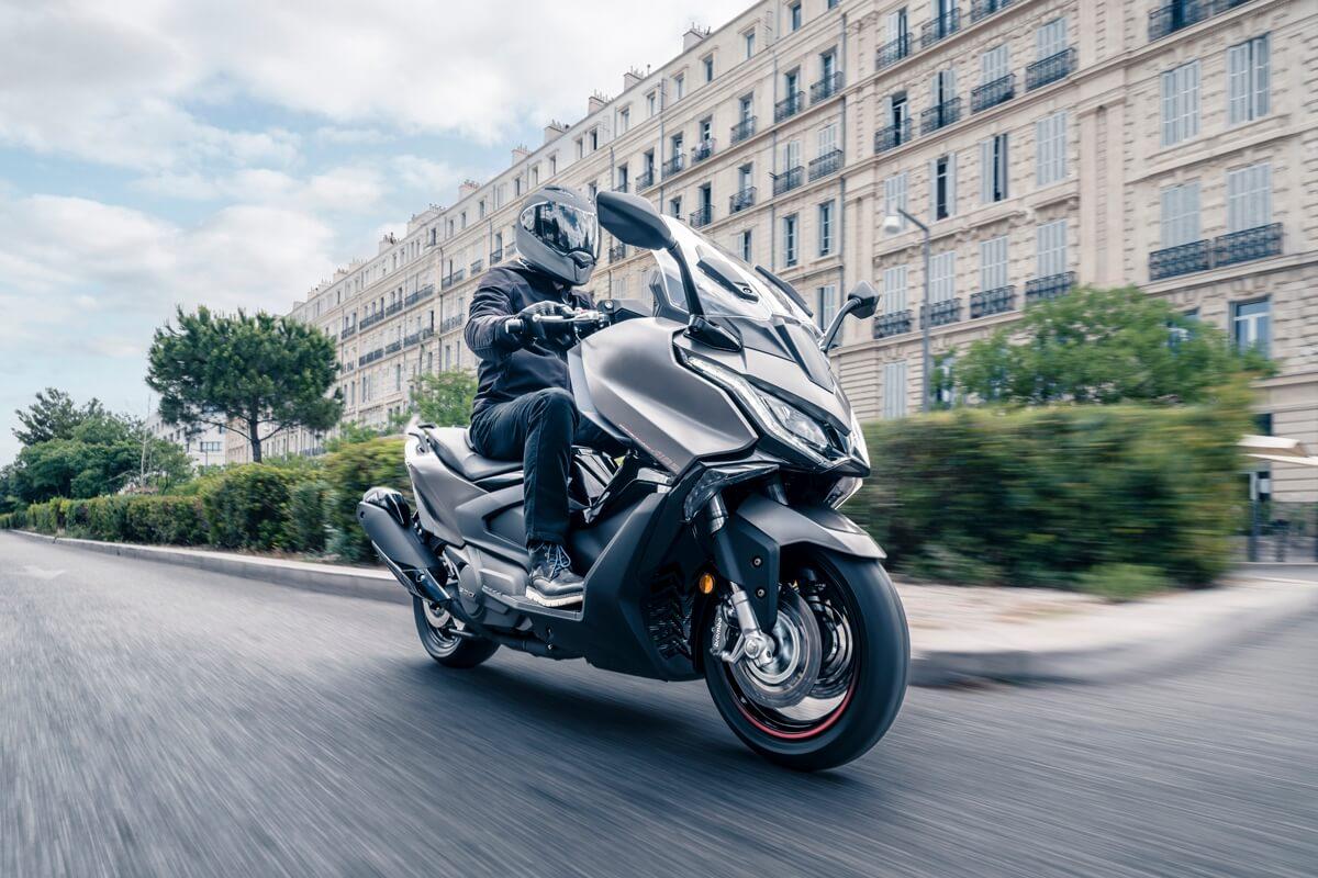KYMCO AK 550 Premium: llega con ABS en curva y mejor equipado