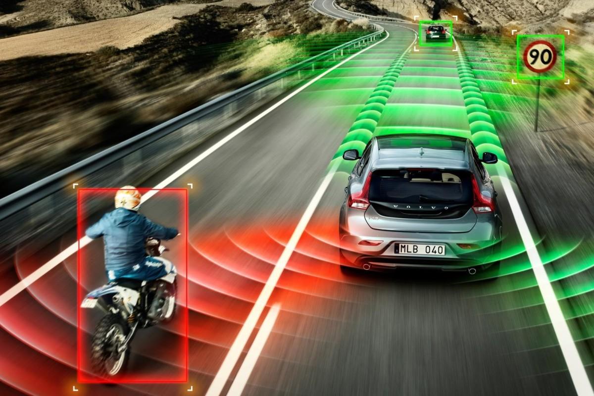 Nuevas ayudas ADAS para coches: ¿qué pasa con las motos?