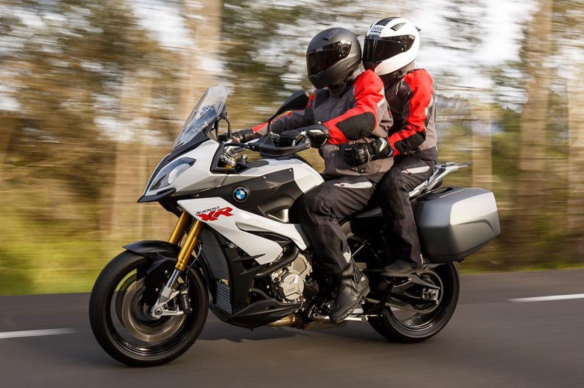 10 trucos si viajas con pasajero en moto
