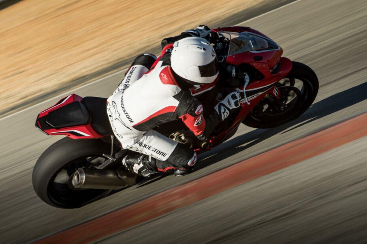 Bridgestone RS11 y Battlax V02: lo más deportivo para carretera y circuito