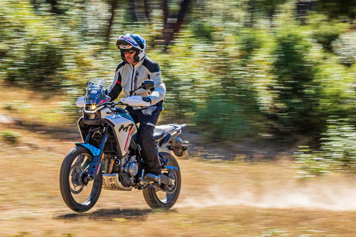 Prueba CFMOTO 450 MT: la trail más divertida y campera del A2