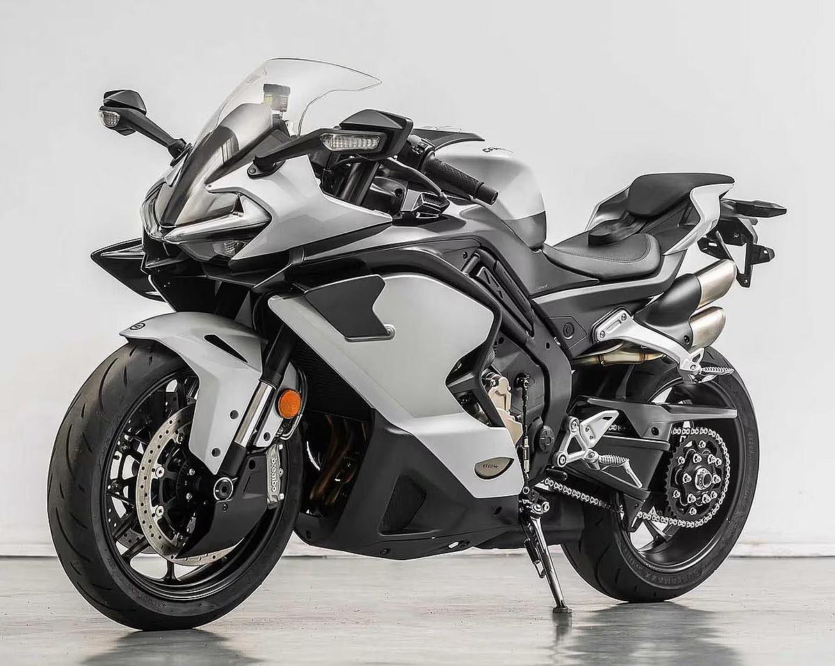 CFMoto 750SR-R 2025: hi-sport de 4 cilindros 
