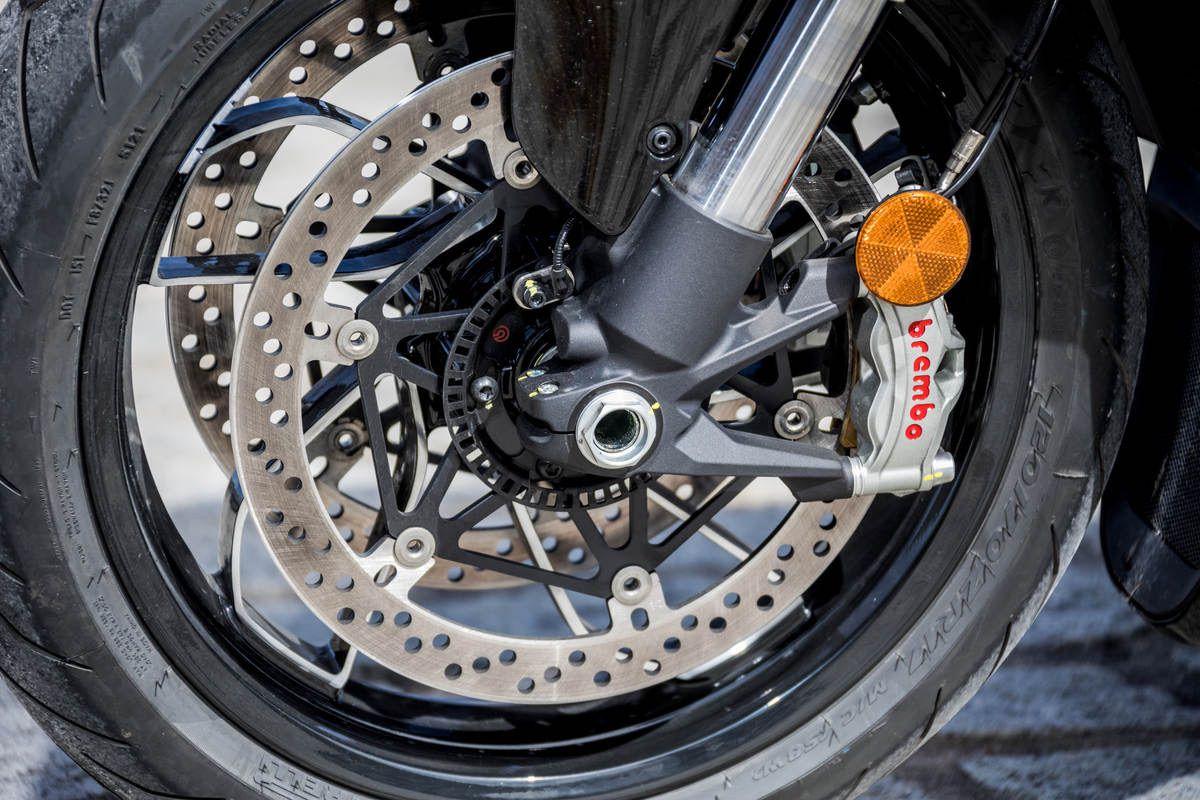 Los mejores trucos para frenar en moto con ABS