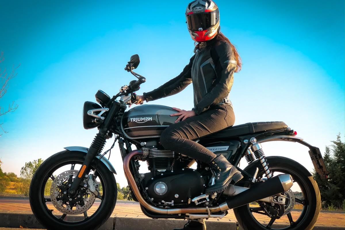 Las mujeres moteras llenan las carreteras de España