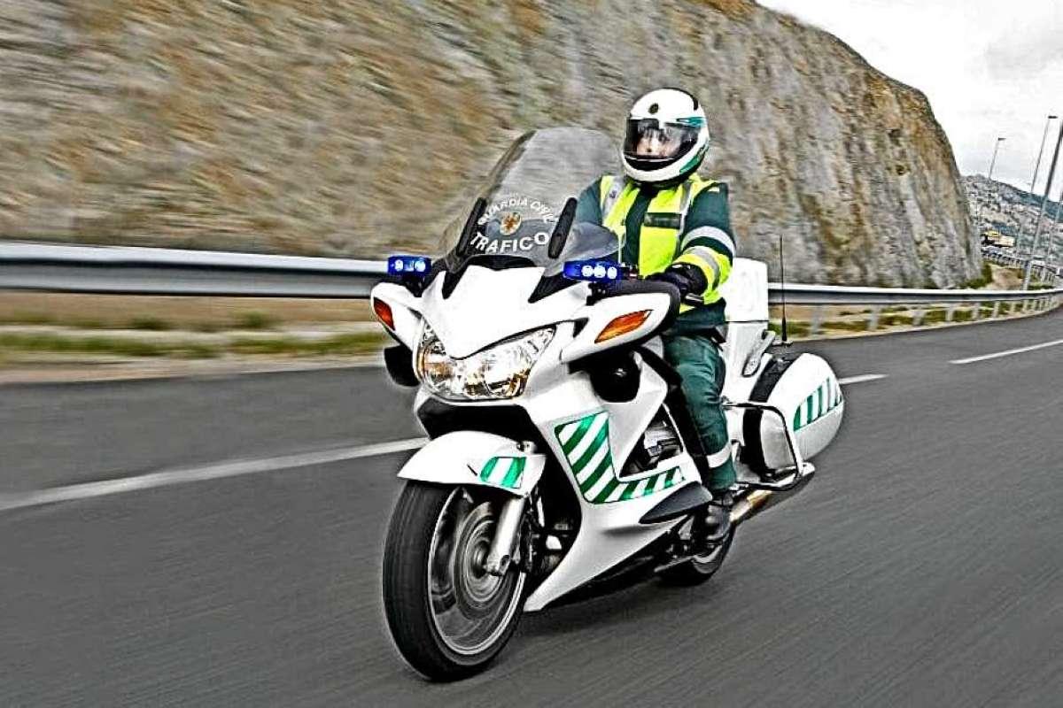 Un motorista de la Guardia Civil, arrollado por un conductor drogado