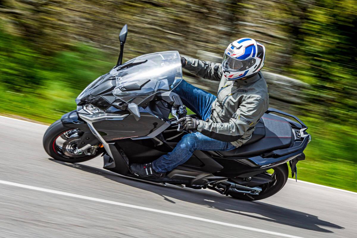 Prueba KYMCO AK 550 Premium 2024: más refinado y mejor equipado