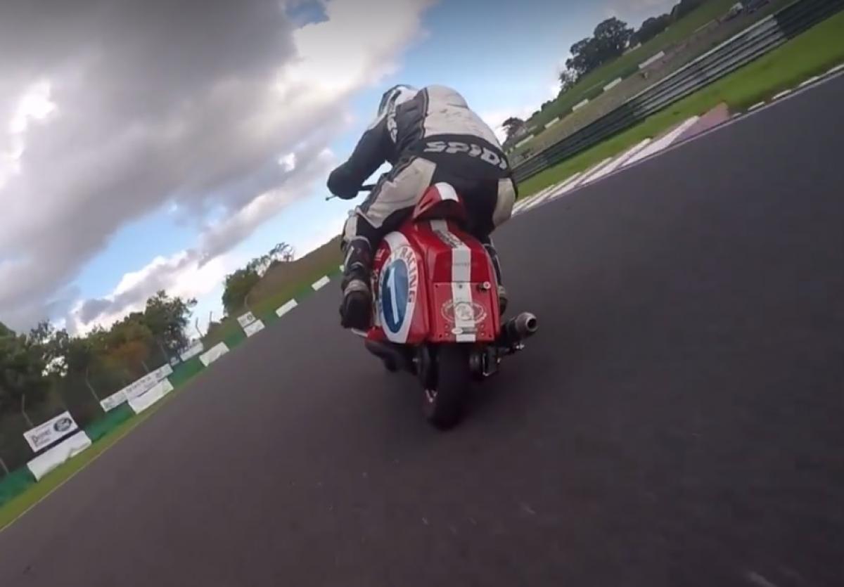Lambreta en circuito.