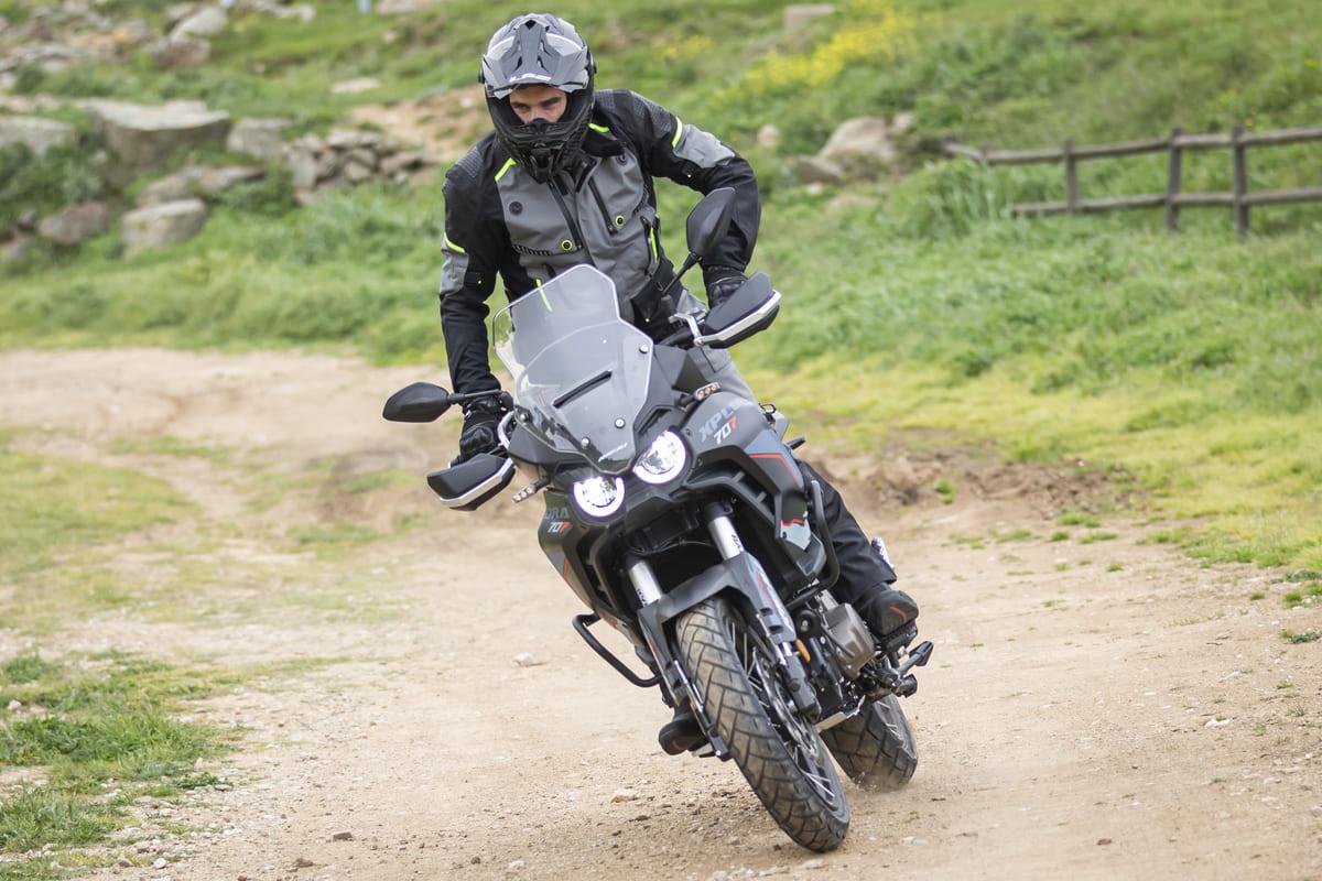 Descubre el conjunto trail LS2 Apollo que combina seguridad, confort y estilo para tus aventuras