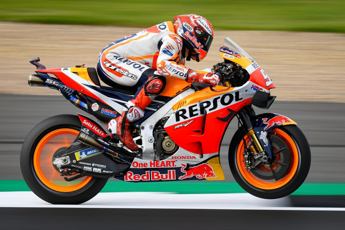 Marc Márquez durante la primera sesión de entrenamientos del GP de Gran Bretaña