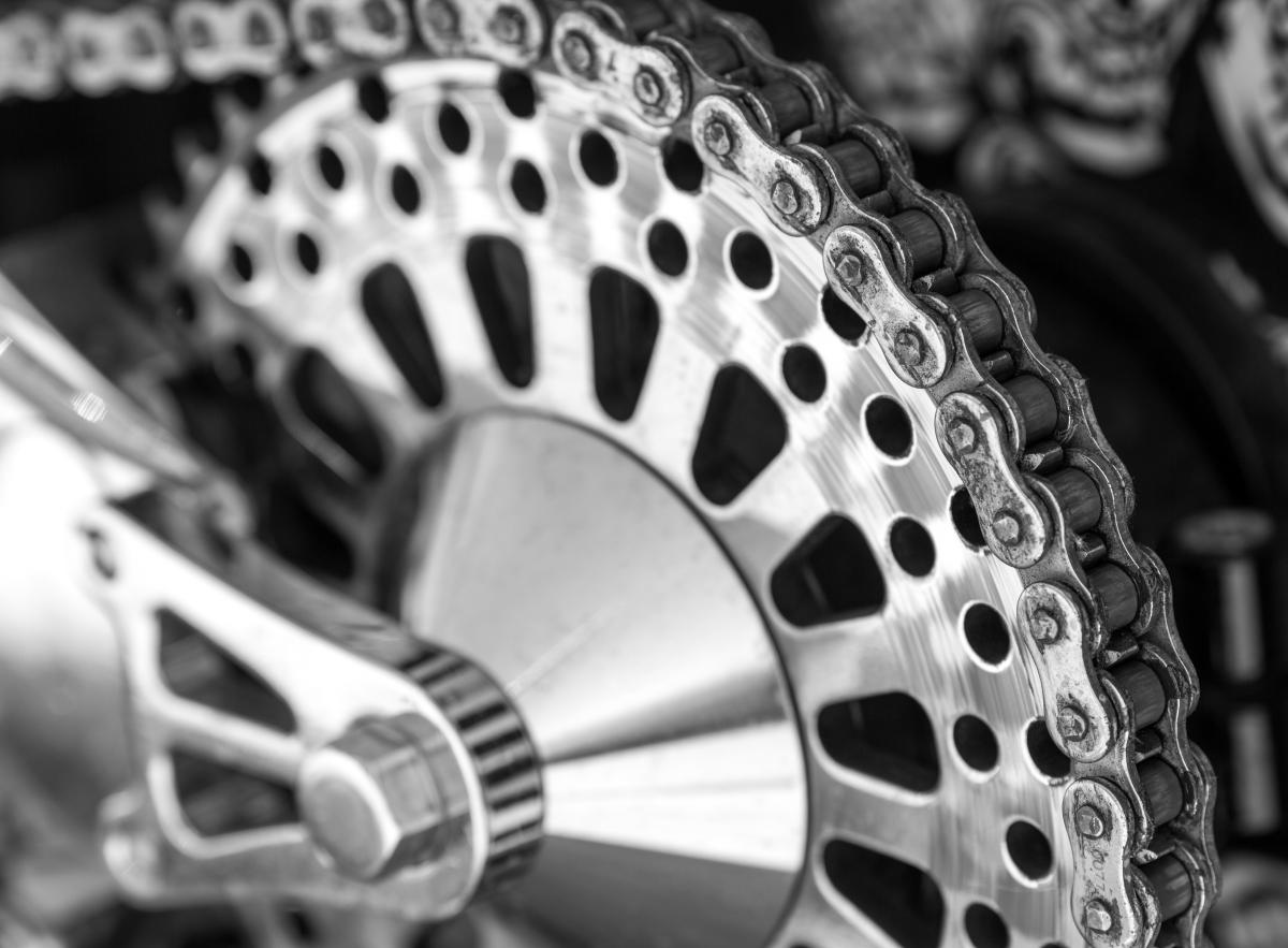 Trucos para cuidar la cadena de tu moto