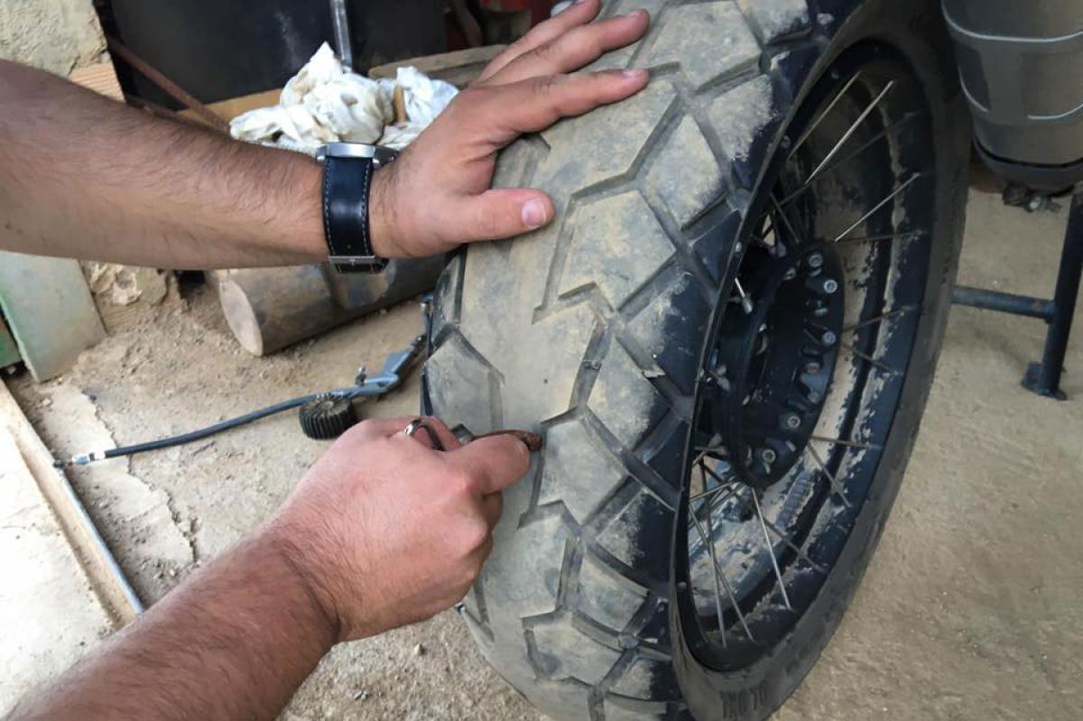 Cómo actuar en caso de pinchazo en moto