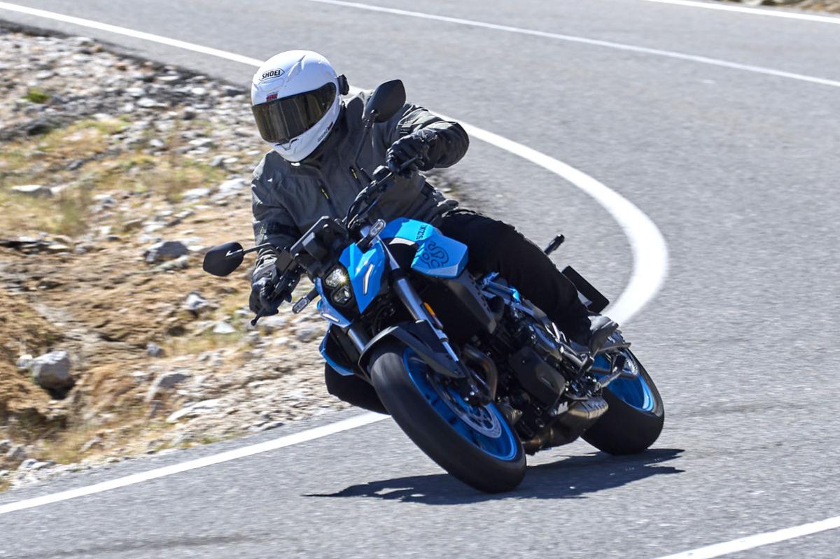 Prueba Suzuki GSX-8S y V-Strom 800: adiós al V2 ¡bienvenidas!