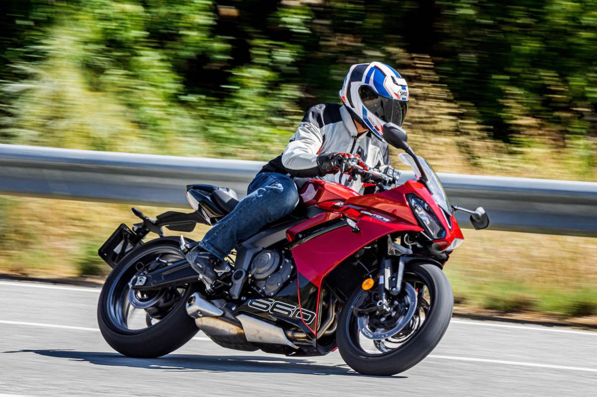 Prueba Triumph Daytona 660: fácil, barata y ¡divertida!